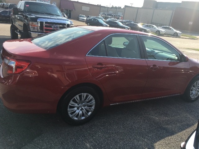 Toyota Camry Vehicle Full-screen Gallery Image 07