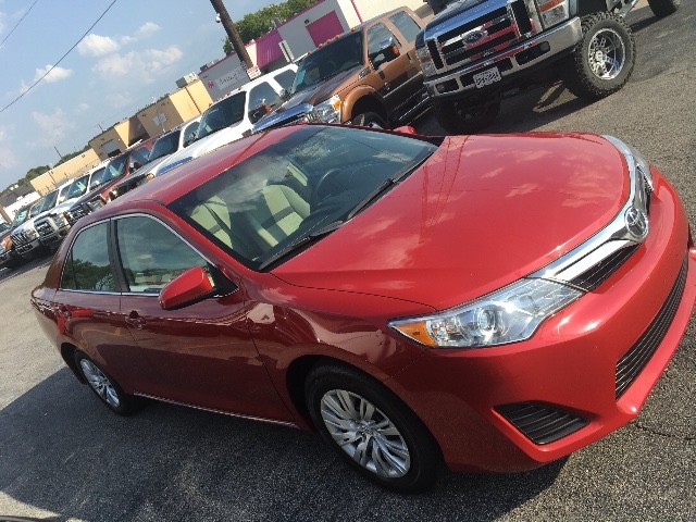 Toyota Camry Vehicle Full-screen Gallery Image 08