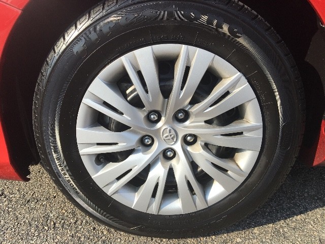 Toyota Camry Vehicle Full-screen Gallery Image 09