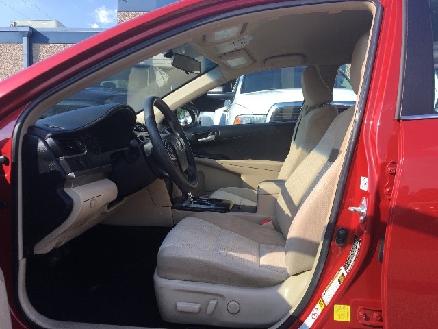 Toyota Camry Vehicle Full-screen Gallery Image 10