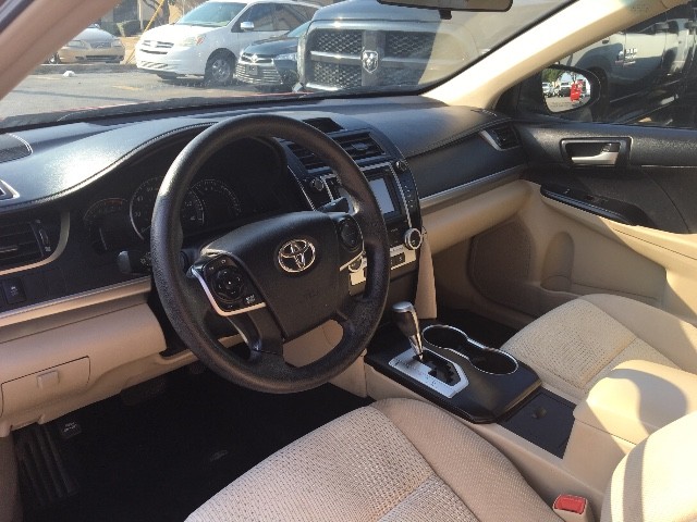Toyota Camry Vehicle Full-screen Gallery Image 11