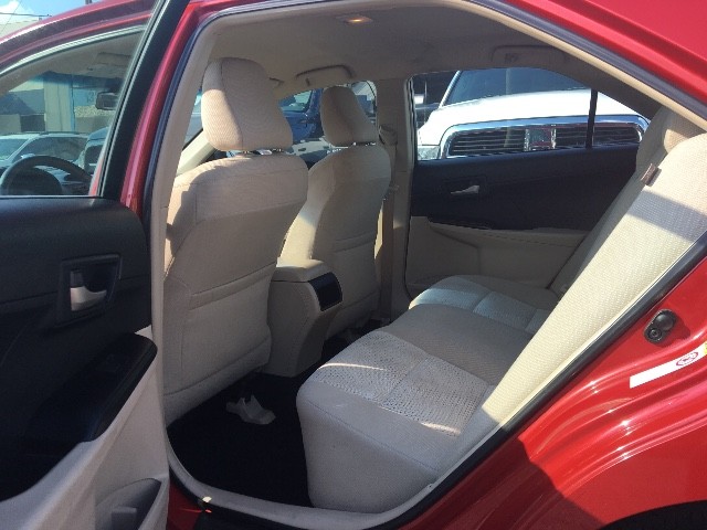 Toyota Camry Vehicle Full-screen Gallery Image 12