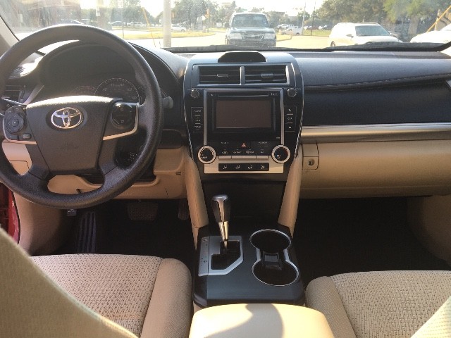Toyota Camry Vehicle Full-screen Gallery Image 13