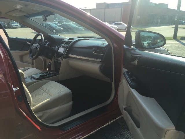 Toyota Camry Vehicle Full-screen Gallery Image 14