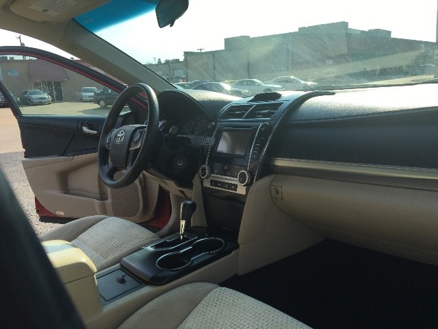 Toyota Camry Vehicle Full-screen Gallery Image 15