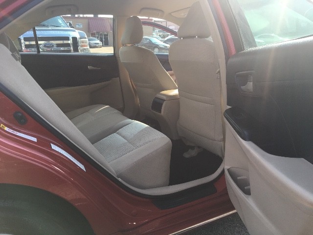 Toyota Camry Vehicle Full-screen Gallery Image 16