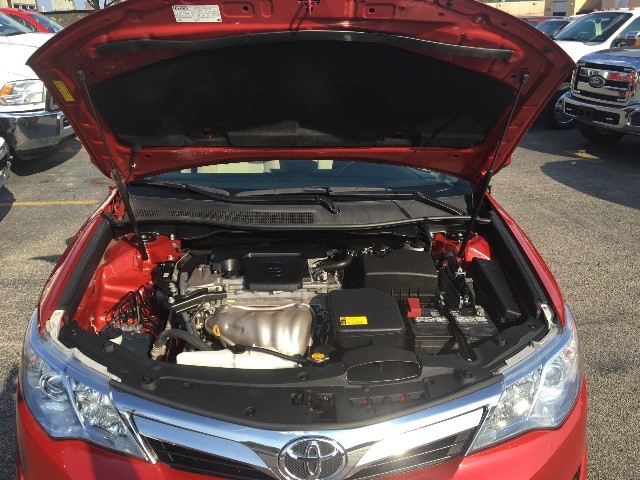 Toyota Camry Vehicle Full-screen Gallery Image 21