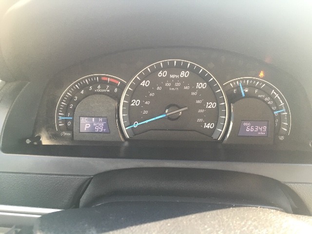 Toyota Camry Vehicle Full-screen Gallery Image 23