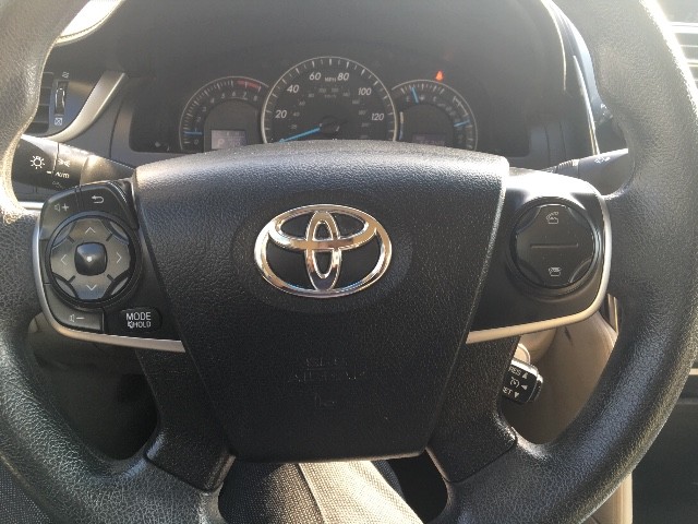 Toyota Camry Vehicle Full-screen Gallery Image 25