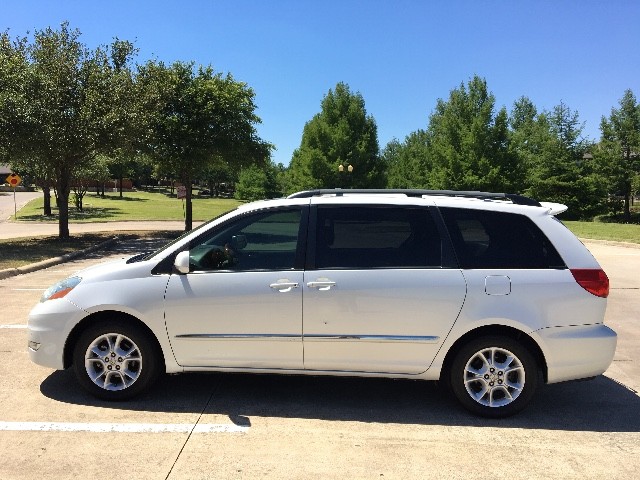 Toyota Sienna Vehicle Full-screen Gallery Image 2