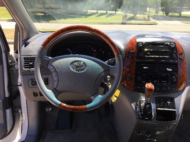 Toyota Sienna Vehicle Full-screen Gallery Image 15