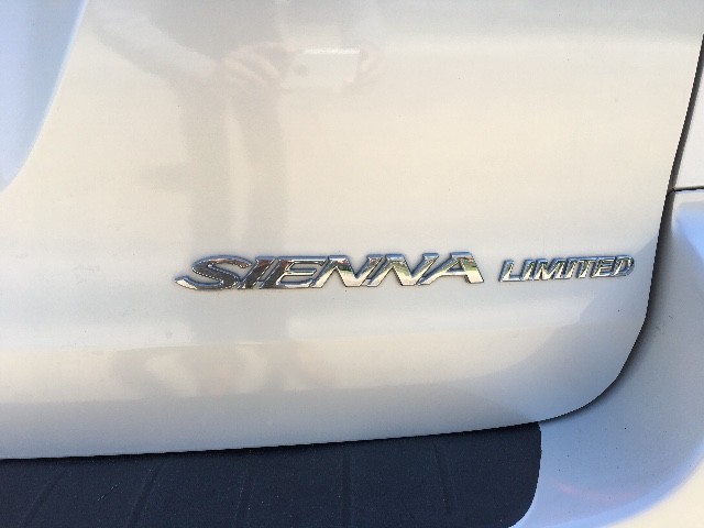 Toyota Sienna Vehicle Full-screen Gallery Image 23