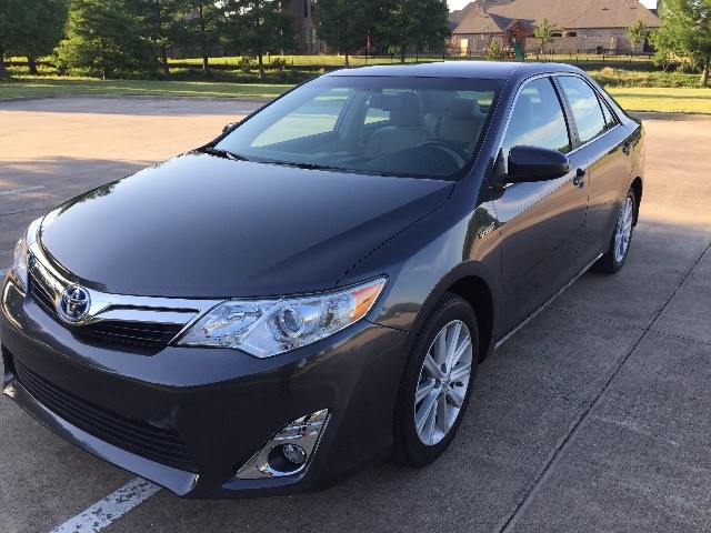 Toyota Camry Hybrid Vehicle Full-screen Gallery Image 02