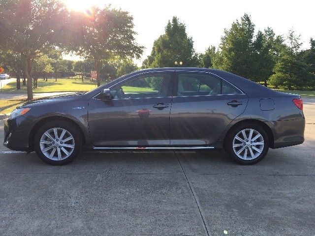 Toyota Camry Hybrid Vehicle Full-screen Gallery Image 03