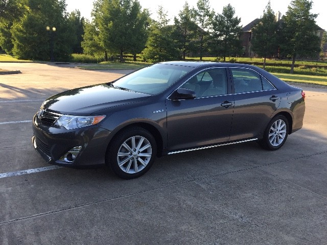 Toyota Camry Hybrid Vehicle Full-screen Gallery Image 04