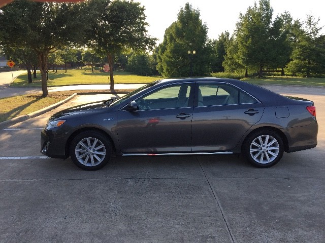 Toyota Camry Hybrid Vehicle Full-screen Gallery Image 05