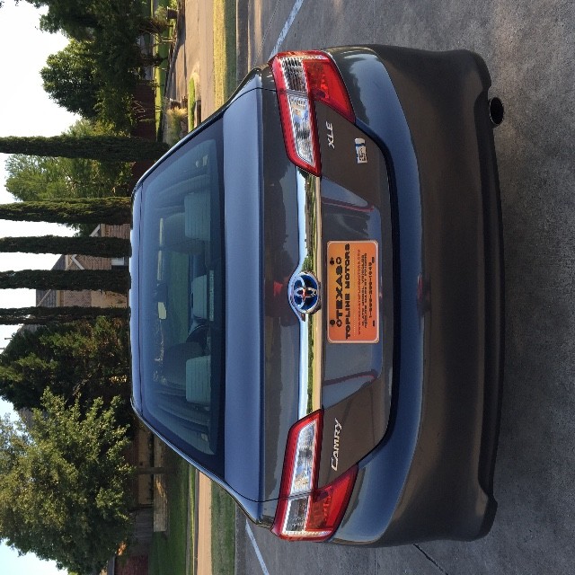 Toyota Camry Hybrid Vehicle Full-screen Gallery Image 06