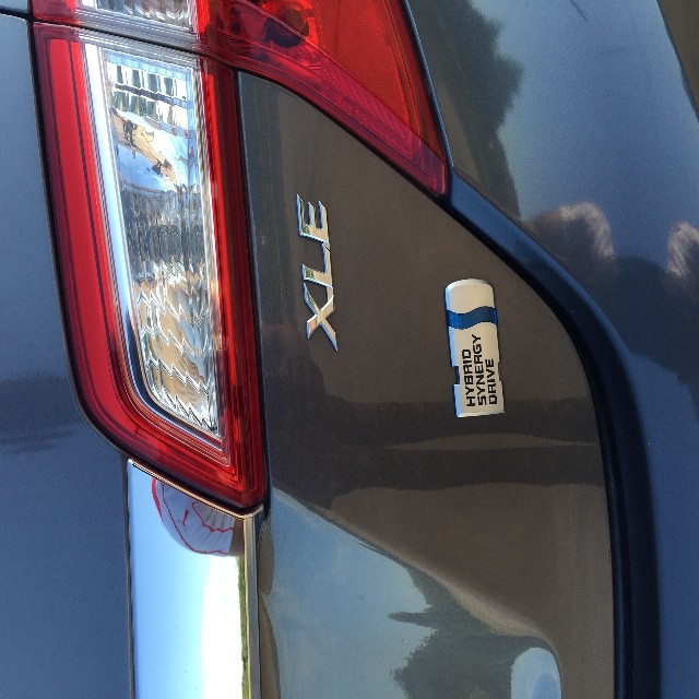 Toyota Camry Hybrid Vehicle Full-screen Gallery Image 07