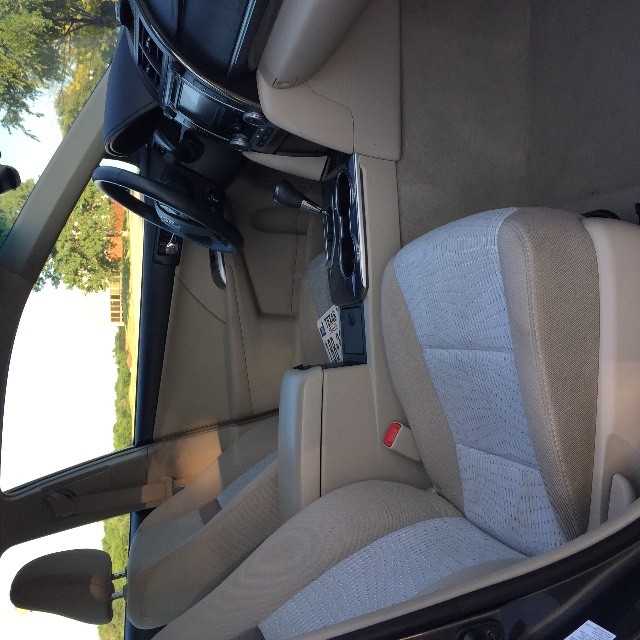 Toyota Camry Hybrid Vehicle Full-screen Gallery Image 08