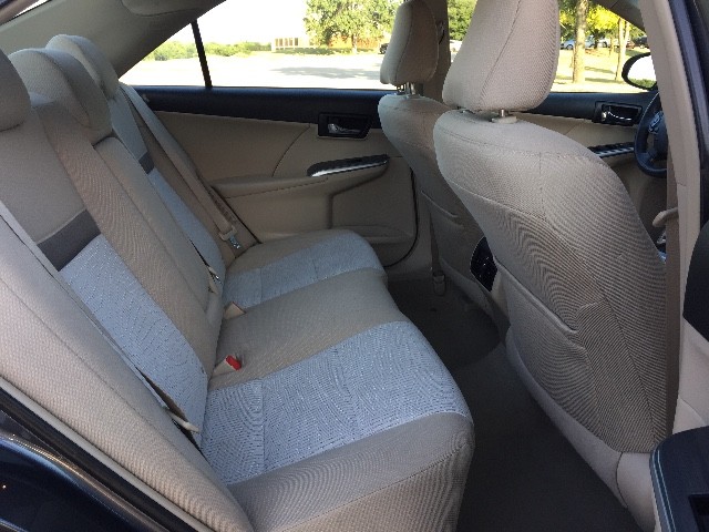 Toyota Camry Hybrid Vehicle Full-screen Gallery Image 09