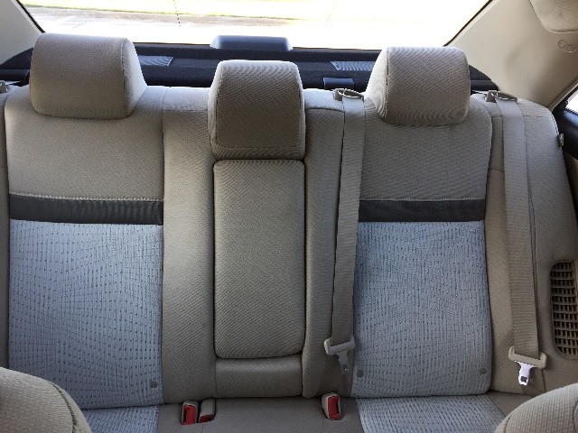 Toyota Camry Hybrid Vehicle Full-screen Gallery Image 11