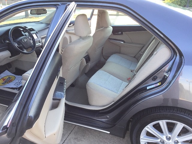 Toyota Camry Hybrid Vehicle Full-screen Gallery Image 12