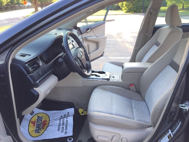 Toyota Camry Hybrid Vehicle Full-screen Gallery Image 13