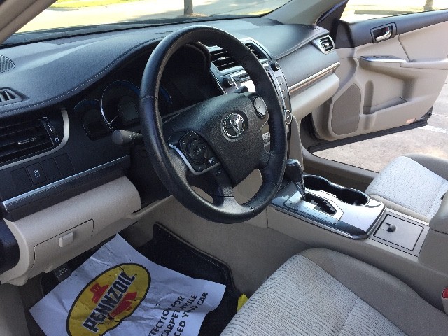 Toyota Camry Hybrid Vehicle Full-screen Gallery Image 14