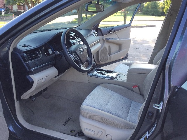 Toyota Camry Hybrid Vehicle Full-screen Gallery Image 15