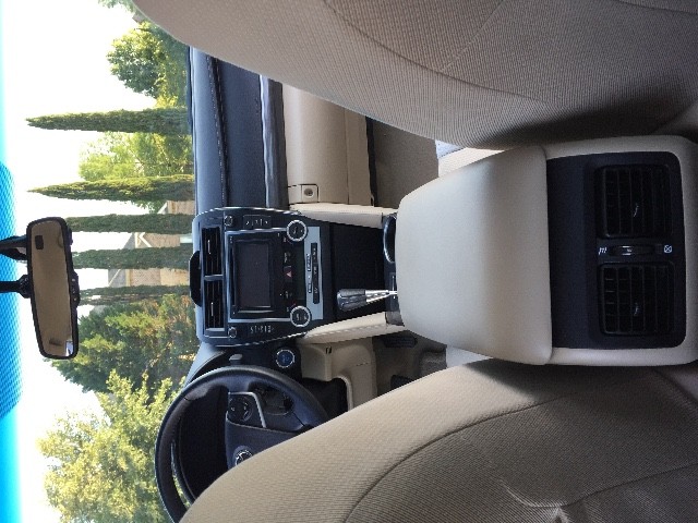 Toyota Camry Hybrid Vehicle Full-screen Gallery Image 16