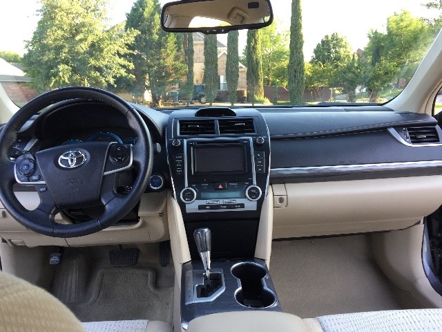 Toyota Camry Hybrid Vehicle Full-screen Gallery Image 17