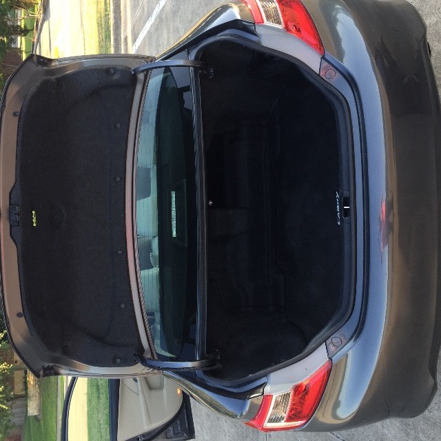 Toyota Camry Hybrid Vehicle Full-screen Gallery Image 18