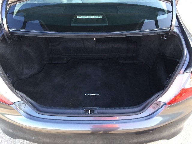 Toyota Camry Hybrid Vehicle Full-screen Gallery Image 19