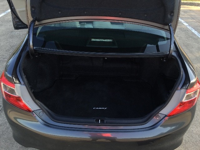 Toyota Camry Hybrid Vehicle Full-screen Gallery Image 20