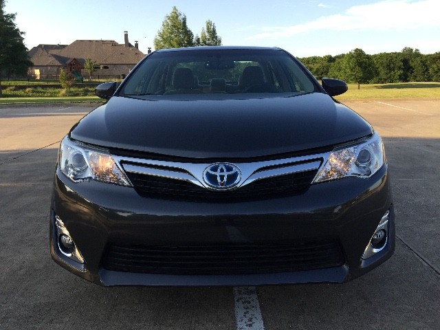 Toyota Camry Hybrid Vehicle Full-screen Gallery Image 21