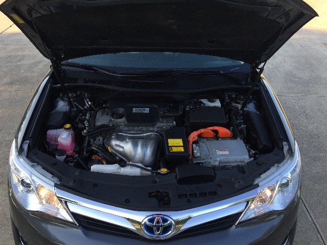 Toyota Camry Hybrid Vehicle Full-screen Gallery Image 22