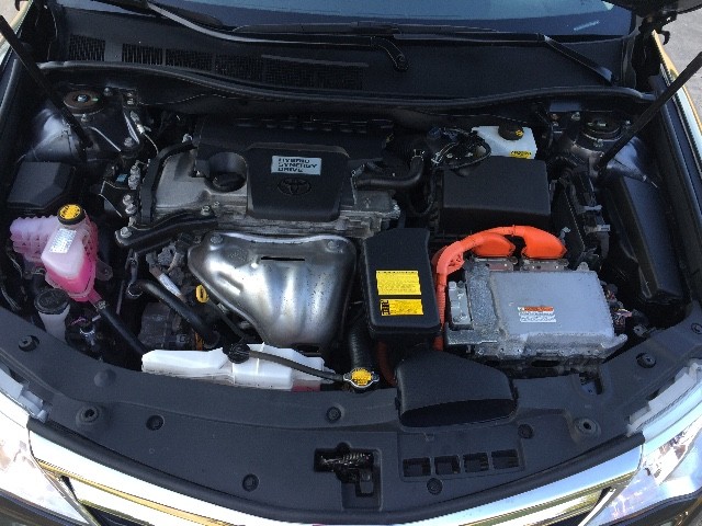 Toyota Camry Hybrid Vehicle Full-screen Gallery Image 23