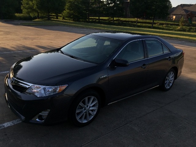 Toyota Camry Hybrid Vehicle Full-screen Gallery Image 24