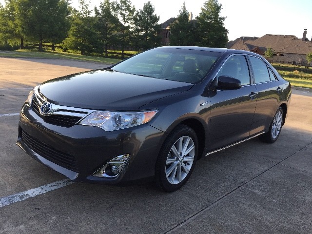 Toyota Camry Hybrid Vehicle Full-screen Gallery Image 25