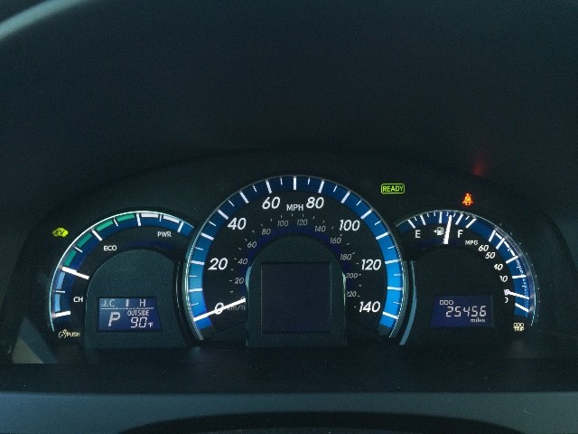 Toyota Camry Hybrid Vehicle Full-screen Gallery Image 26