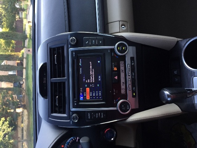 Toyota Camry Hybrid Vehicle Full-screen Gallery Image 27