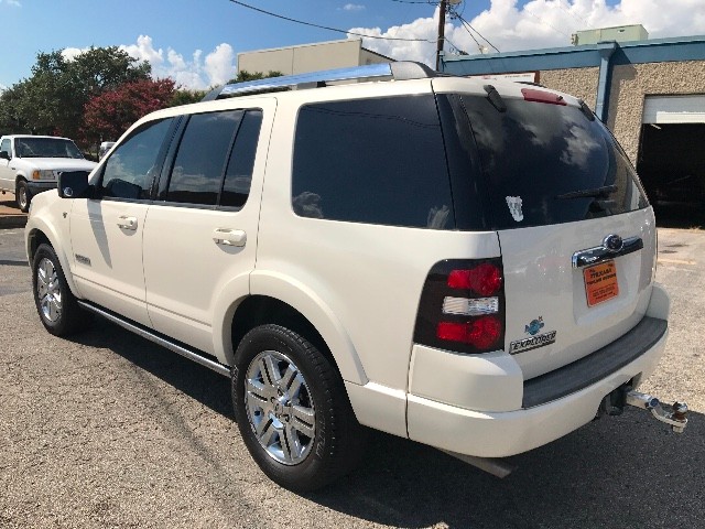 Ford Explorer Vehicle Full-screen Gallery Image 3