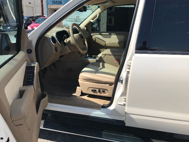 Ford Explorer Vehicle Full-screen Gallery Image 8