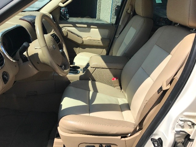 Ford Explorer Vehicle Full-screen Gallery Image 9