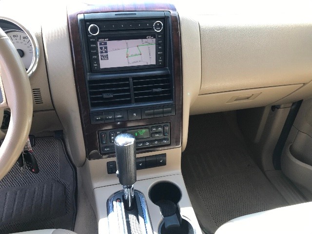 Ford Explorer Vehicle Full-screen Gallery Image 11