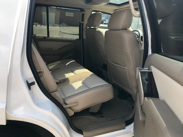 Ford Explorer Vehicle Full-screen Gallery Image 17