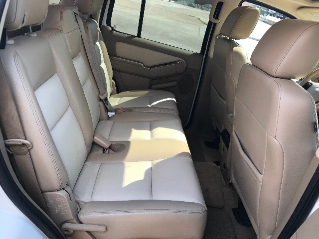 Ford Explorer Vehicle Full-screen Gallery Image 18