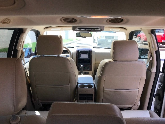 Ford Explorer Vehicle Full-screen Gallery Image 19