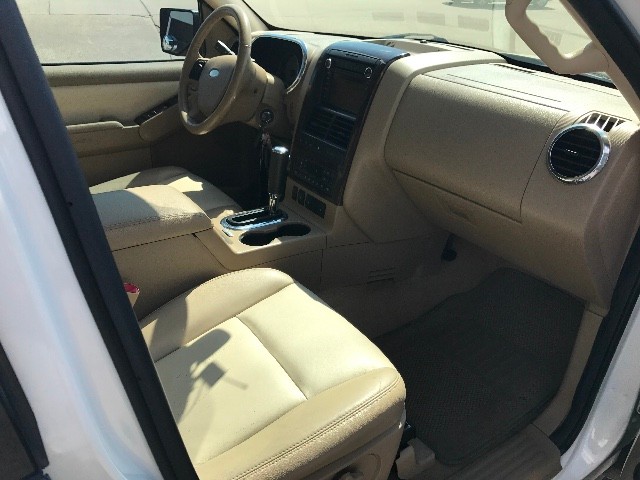 Ford Explorer Vehicle Full-screen Gallery Image 21