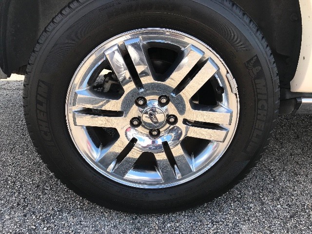 Ford Explorer Vehicle Full-screen Gallery Image 27